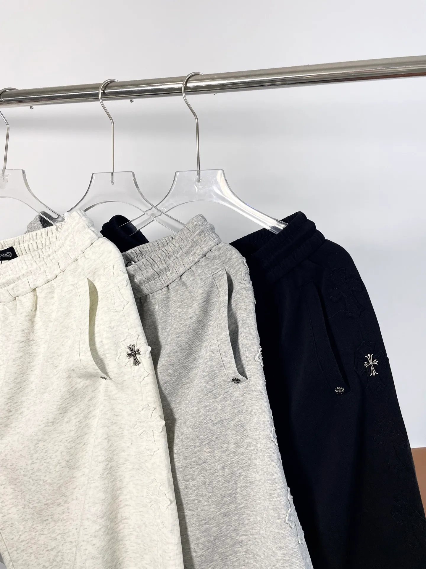 105 Chrome Hearts ， ，Breathable ， 、 ， 。 ， ， ， ， 。 ， 、 ， ， Same Style， 。 ， ， ， ， 。 Classic Black White ， 、T 、 、 ， 、 。 、 、 、 、 ， Versatile 。 ：Black Light Gray Gray Size：M-3XL